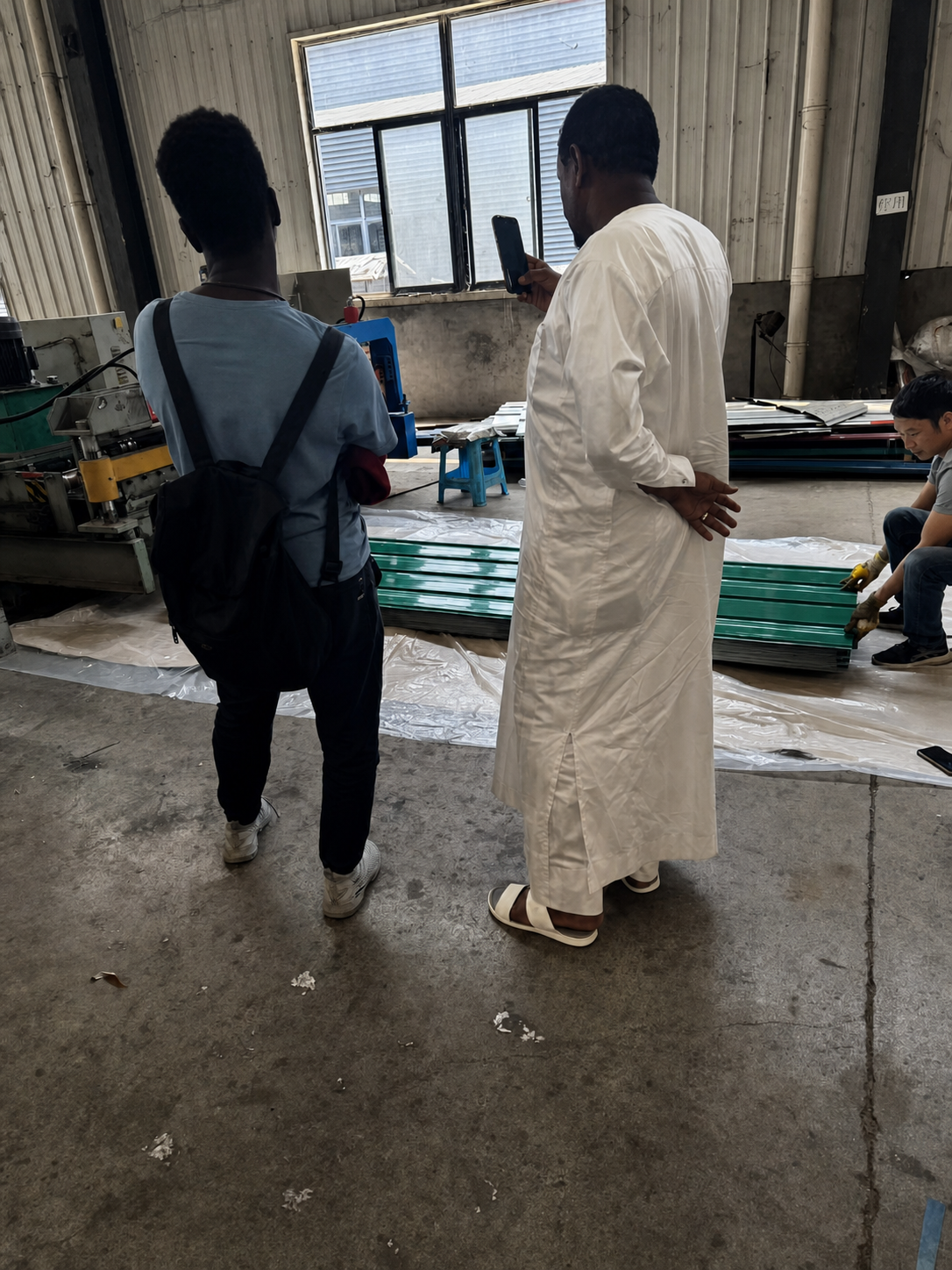 Échange technique dans l’atelier