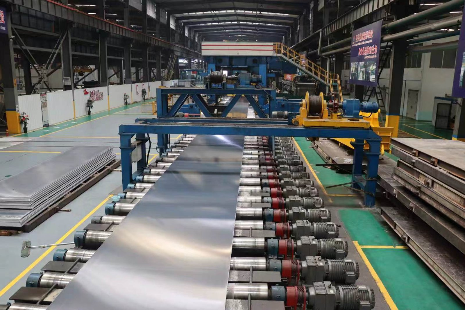 Ligne de production de tôles d’acier dans une usine